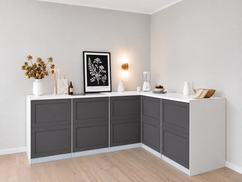 Papkøkken i L-form 240 × 180 cm med antracitfarvede fronter og isblå sokkellister