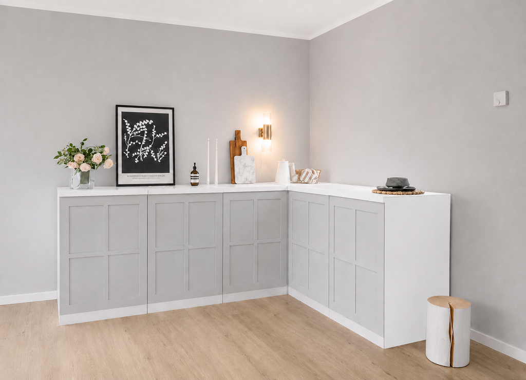 Papkøkken 240 × 180 cm i L-form i lysegrå til Home Staging