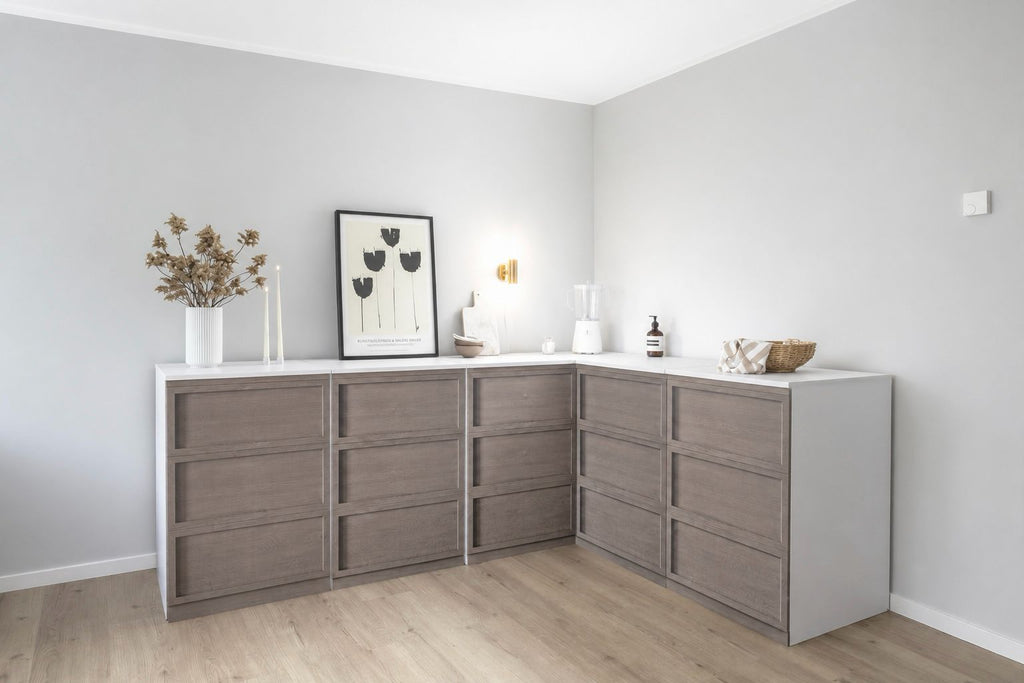 Papkøkken 240 × 180 cm i L-form i trælook til Home Staging
