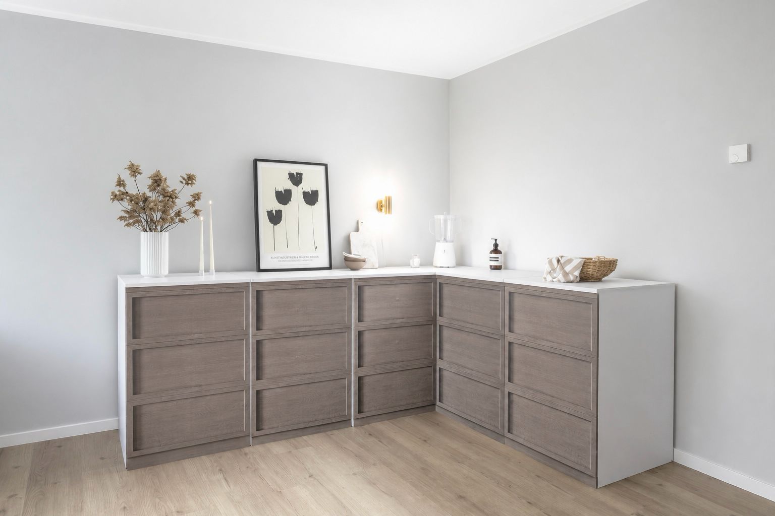 Papkøkken 240 × 180 cm i L-form i trælook til Home Staging