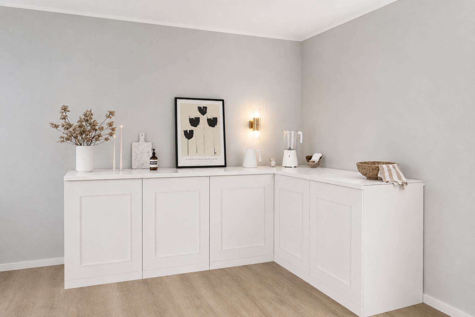 Papkøkken 240 × 180 cm i L-form i snehvid til Home Staging