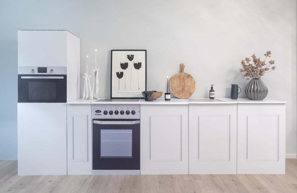 ENNA køkkenattrap i snehvid – eksempel på brug i Home Staging