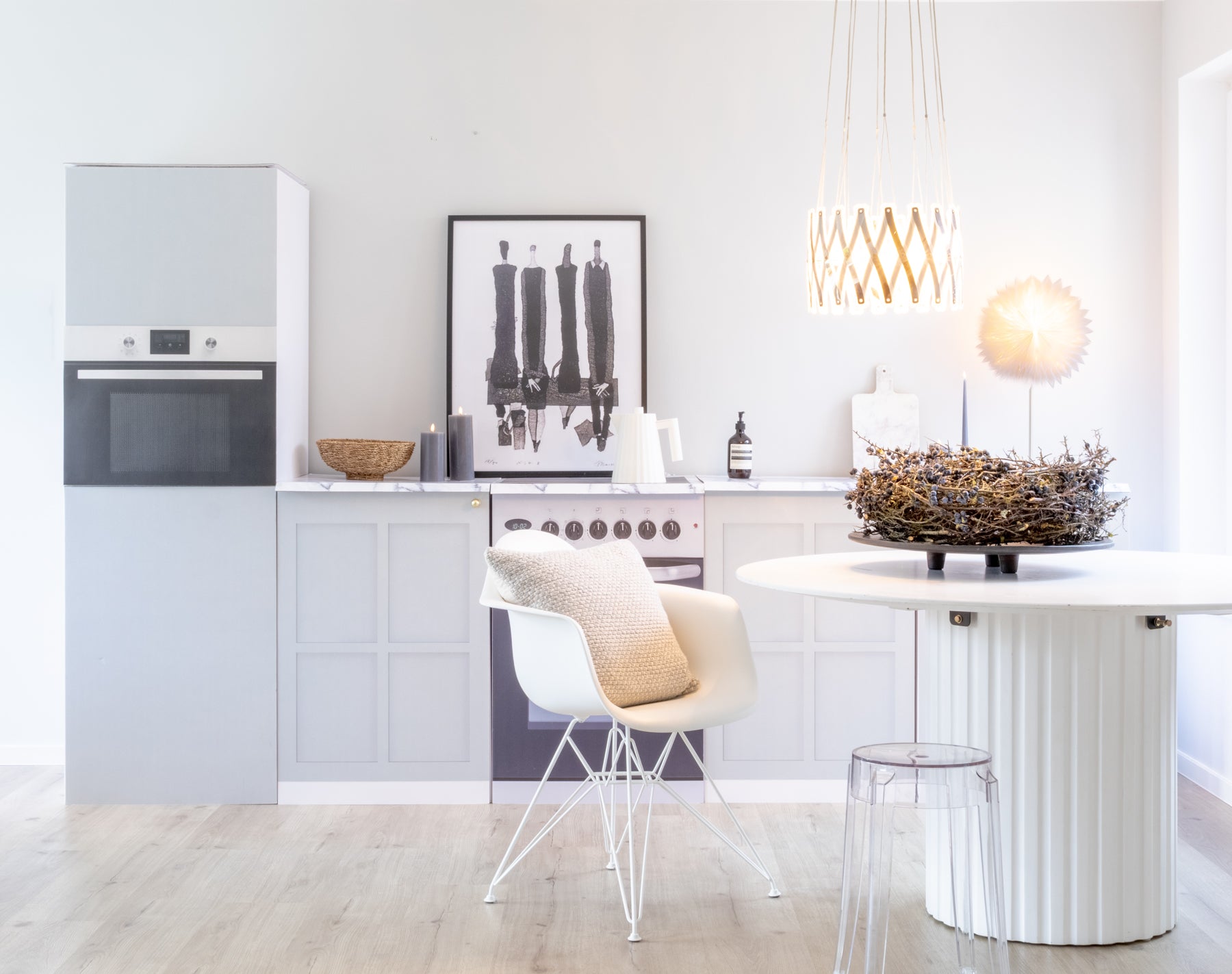 AGDA køkkenattrap i lysegrå – eksempel på brug i Home Staging