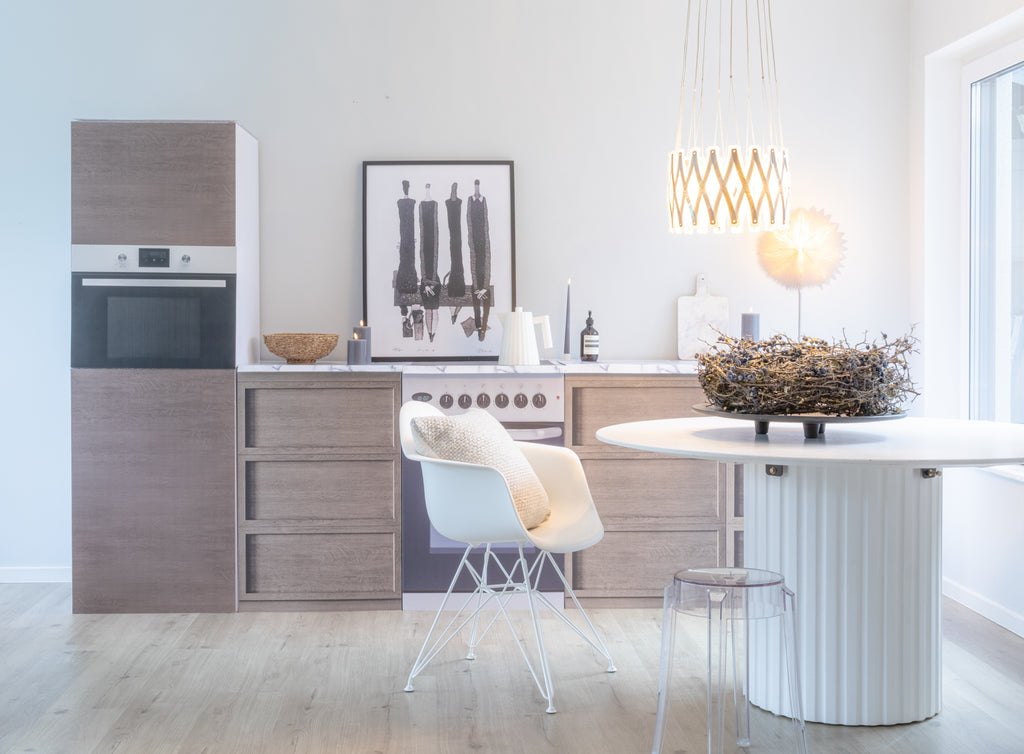 KARLSSON køkkenattrap i trælook – eksempel på brug i Home Staging