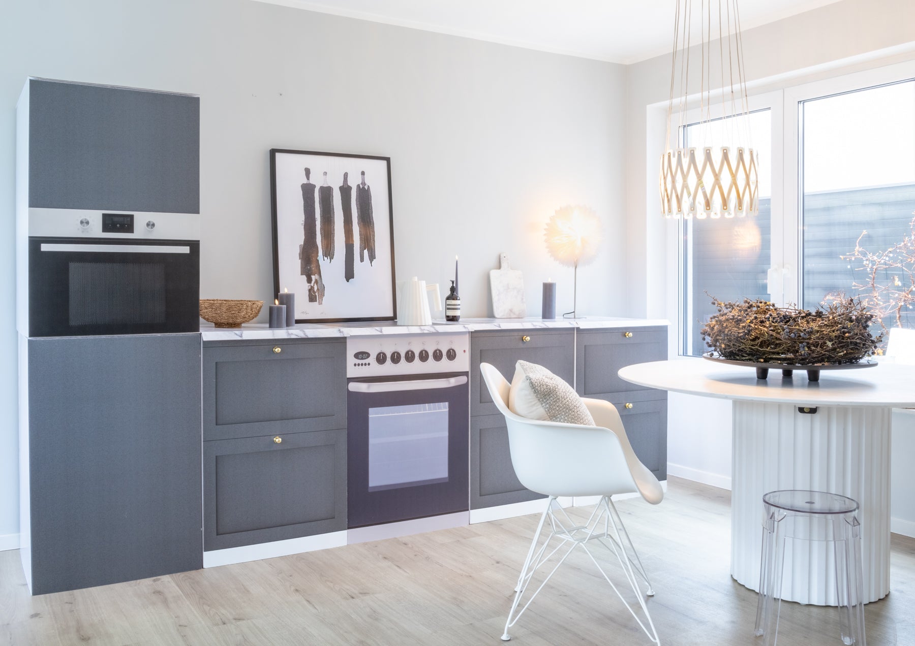 LEEVI køkkenattrap i antracit – eksempel på brug i Home Staging