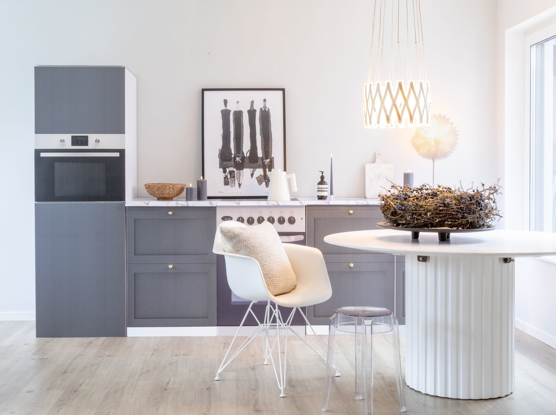 LEEVI køkkenattrap i antracit – eksempel på brug i Home Staging