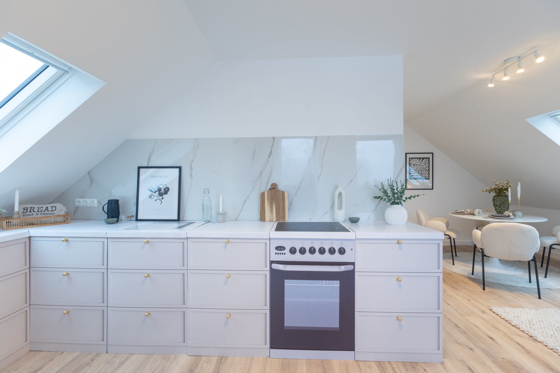 AIK køkkenattrap i beige – eksempel på brug i Home Staging