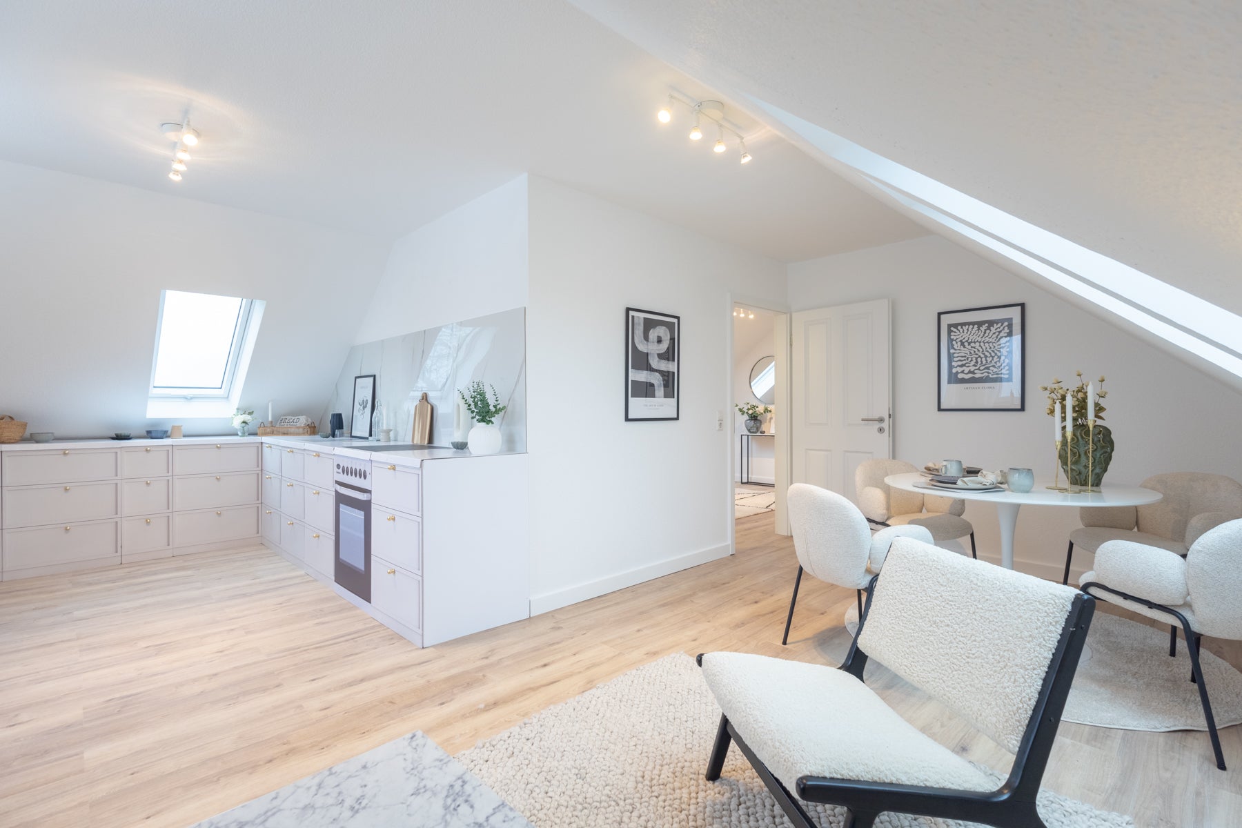 AIK køkkenattrap i beige – eksempel på brug i Home Staging