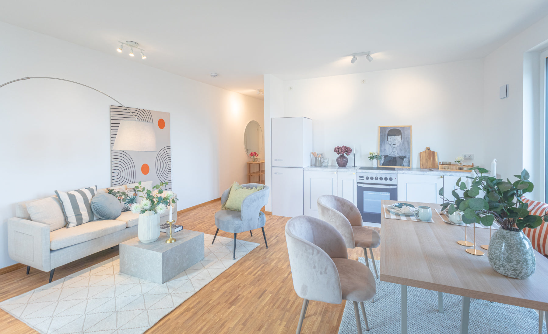 ENNA køkkenattrap i snehvid – eksempel på brug i Home Staging