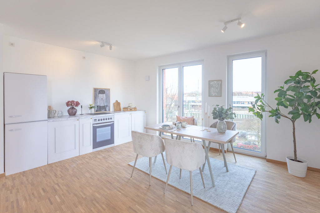 ENNA køkkenattrap i snehvid – eksempel på brug i Home Staging