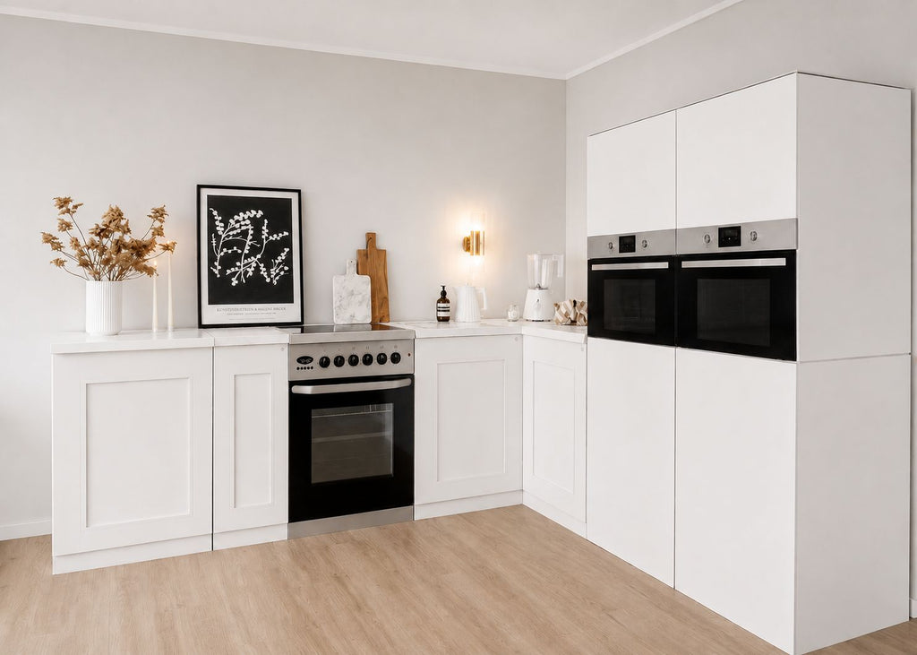 Papkøkken 270 × 240 cm med to højskabe i snehvid til Home Staging