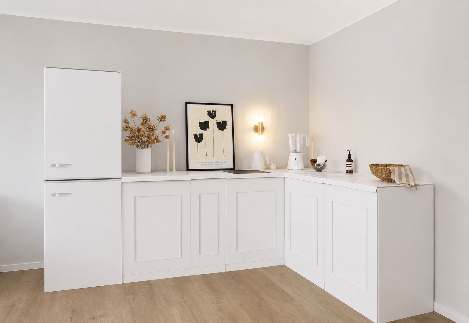Papkøkken 270 × 180 cm med køleskab – eksempel på brug i Home Staging