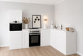 Papkøkken 270 × 180 cm med højskab og komfur til Home Staging