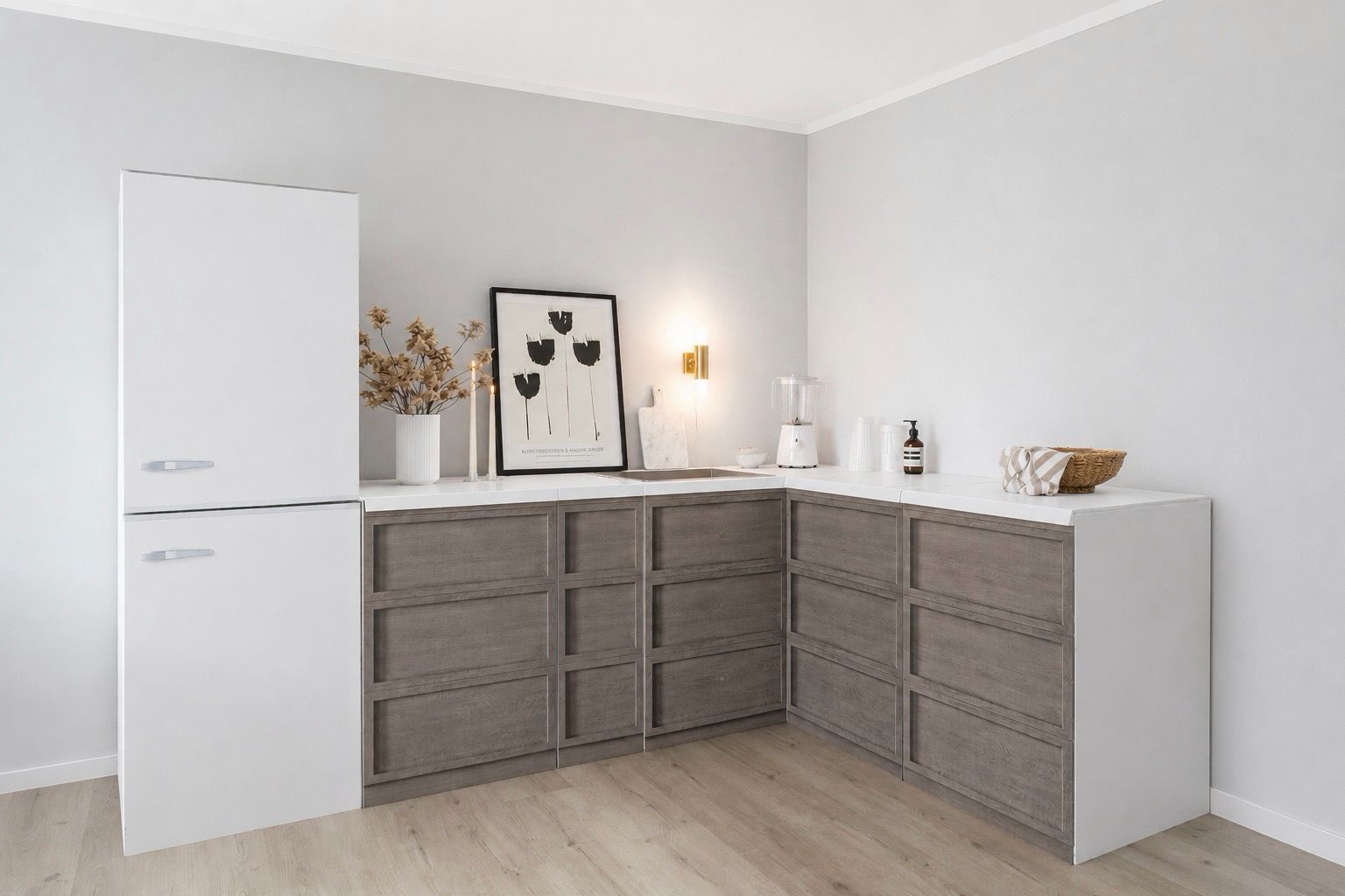 Papkøkken 270 × 180 cm med køleskab – eksempel på brug i Home Staging