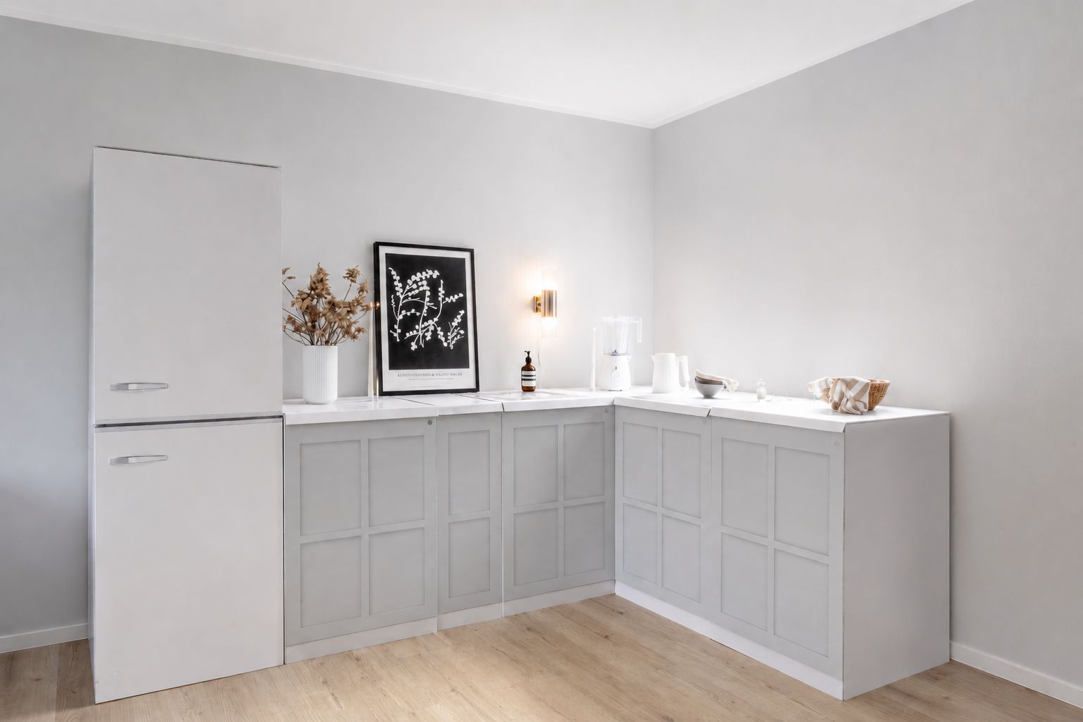 Papkøkken 270 × 180 cm med køleskab – eksempel på brug i Home Staging