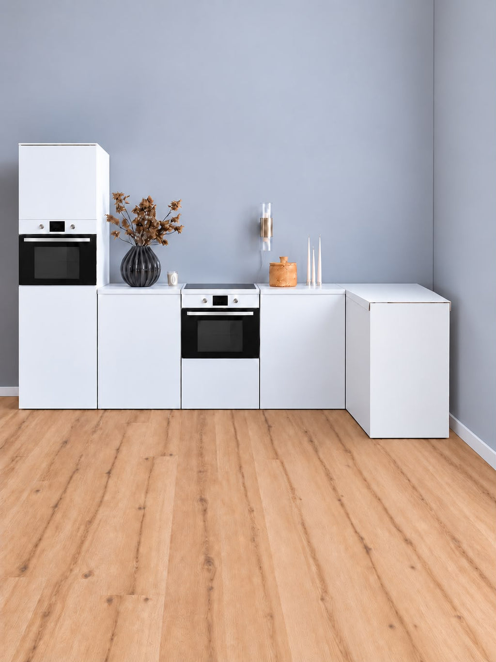 Hvidt ESSENTIAL hjørnekøkken i pap 300 × 120 cm med højskab
