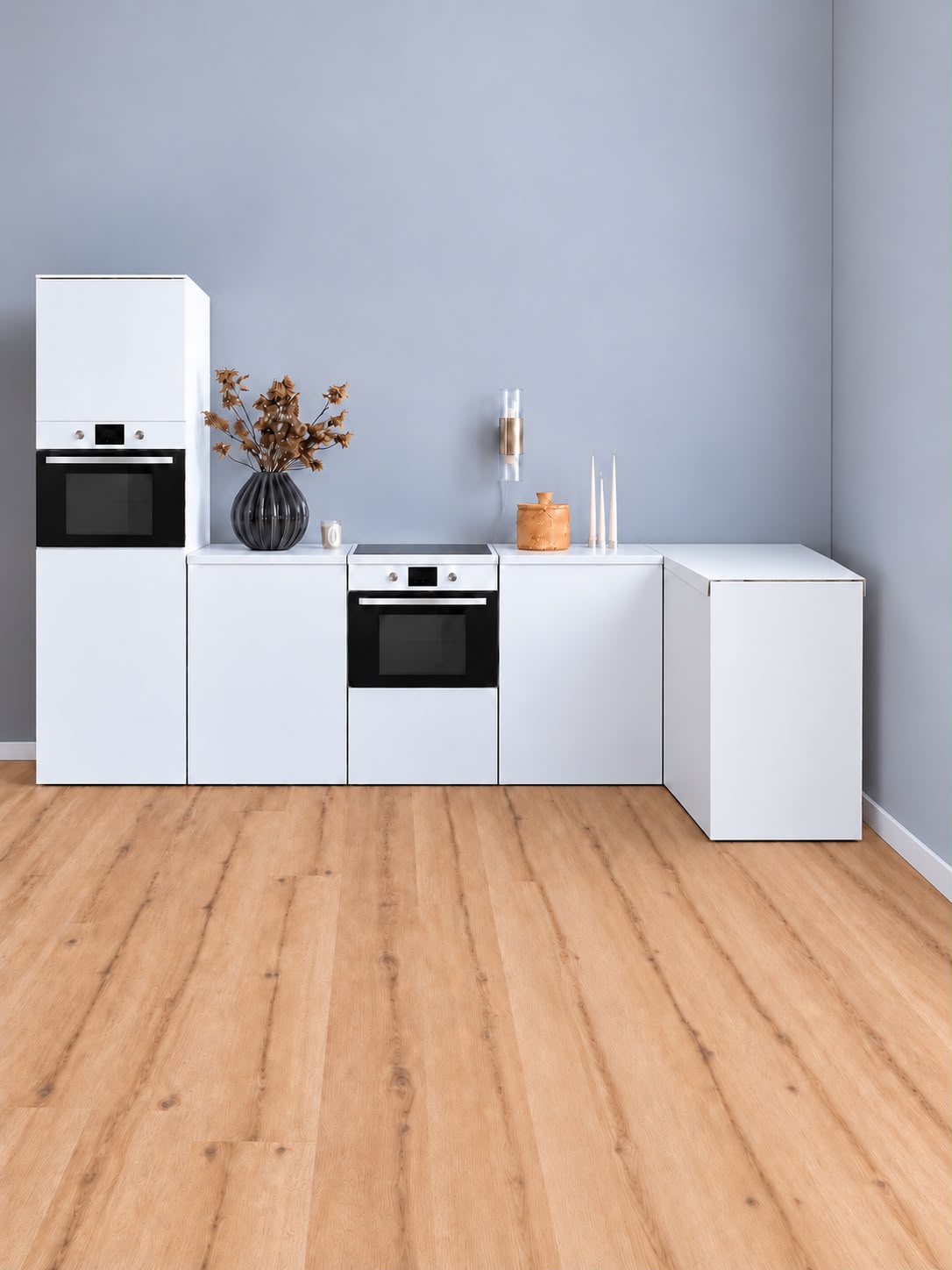 Hvidt ESSENTIAL hjørnekøkken i pap 300 × 120 cm med højskab