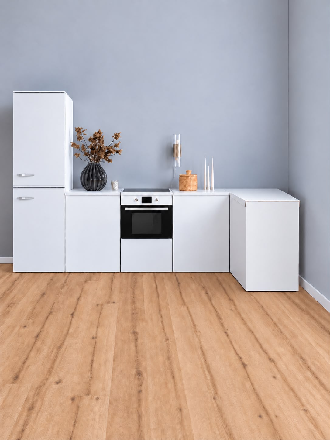 Hvidt ESSENTIAL hjørnekøkken i pap 300 × 120 cm med køleskabsattrap